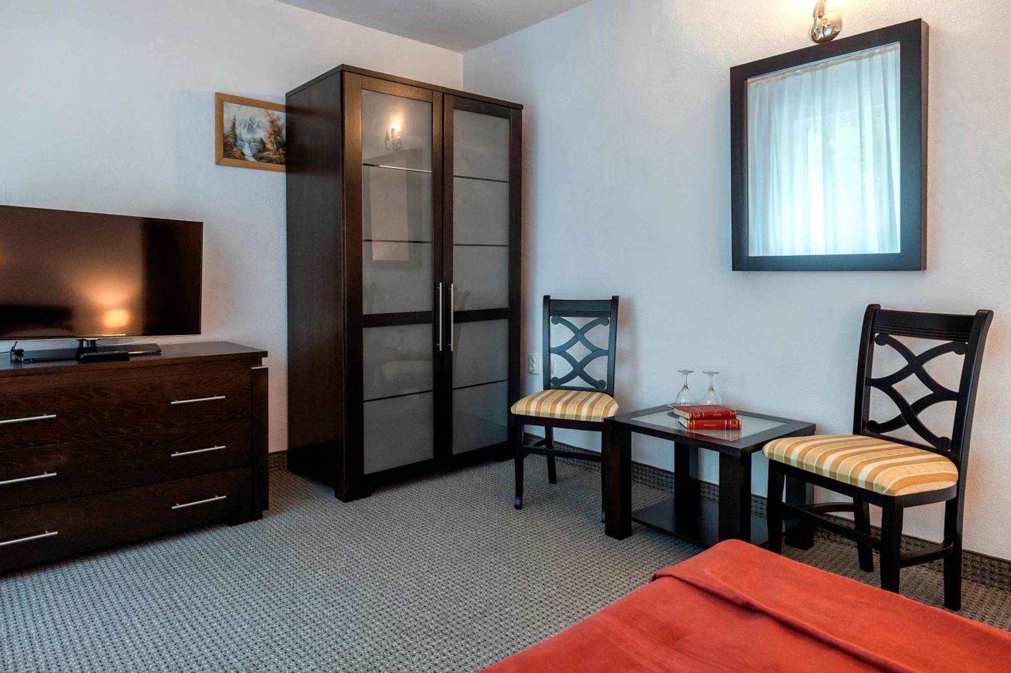 Hotel Cornul Vanatorului Pitesti Exterior photo